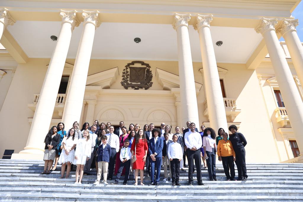 Estudiantes dominicanos en el exterior recorren la casa de gobierno como antesala a recibir el Reconocimiento a estudiantes dominicanos destacados en el exterior, INDICE