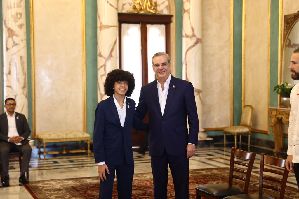 Aaron Azcona y el Presidente de la República Dominicana, Luis Rodolfo Abinader Corona 