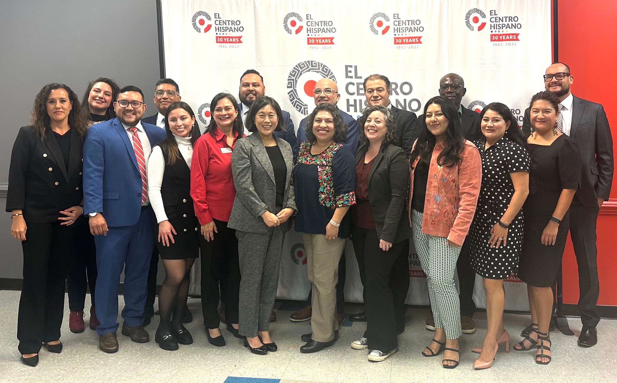 El embajador Tai, distinguido miembro del gabinete del presidente Joe Biden, visita a los líderes hispanos en El Centro Hispano